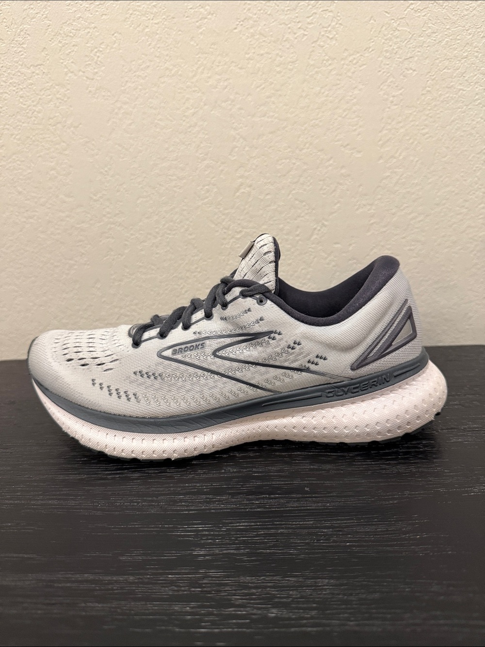 Women's Size 10 Brooks Glycerin 19 Running shoes in gray/ombre/white Colorway